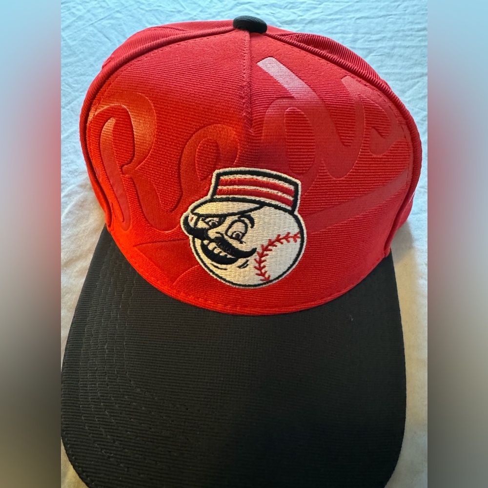 Cincinnati Reds (red legs) baseball cap. New.